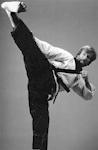 Chuck Norris ejecutando una impresionante patada lateral
