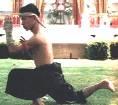 Un luchador ejecutando el Ram Muay